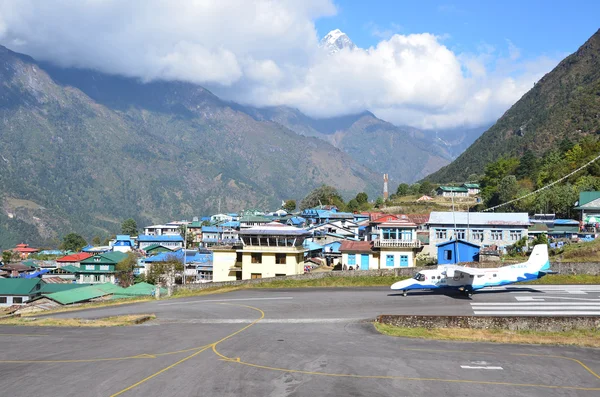 Nepal, lukla airport i bergen — Stockfoto