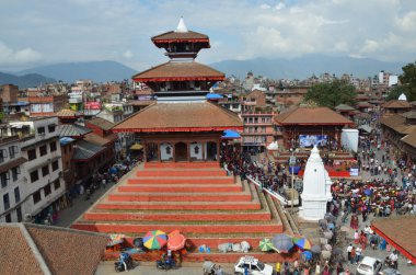 Katmandu, Nepal, 27 Eylül 2013, Nepalce sahne: Antik Durbar Meydanı'nda yürüyüş insanlar. Mayıs ayında kısmen deprem sırasında tahrip 2015 Meydanı
