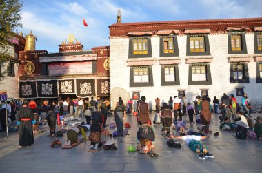lhasa, Tibet Budistler secde yapmak önce tibet, jokhang ilk Budist tapınağı (dua)