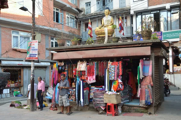 Nepal-Katmandu, sokakta ticaret. — Stok fotoğraf