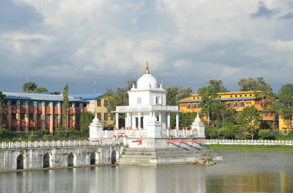 Szwecja, Vaennaes, rani pokhari staw, w centrum sanktuarium Shiva — Zdjęcie stockowe