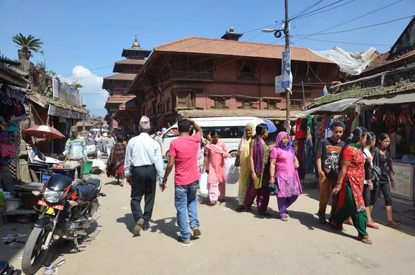 Patan, Nepal, 09 de outubro de 2013, Nepali Scene: People walkind on on on on on ancient street in Patan. Na primavera de 2015 a cidade foi parcialmente destruída durante o terremoto — Fotografia de Stock