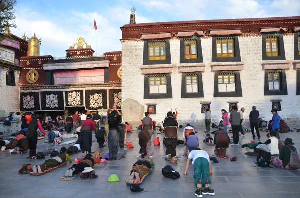 西藏拉萨，佛教徒使叩头 （祈祷） 在第一座佛寺在西藏大昭寺前 — 图库照片