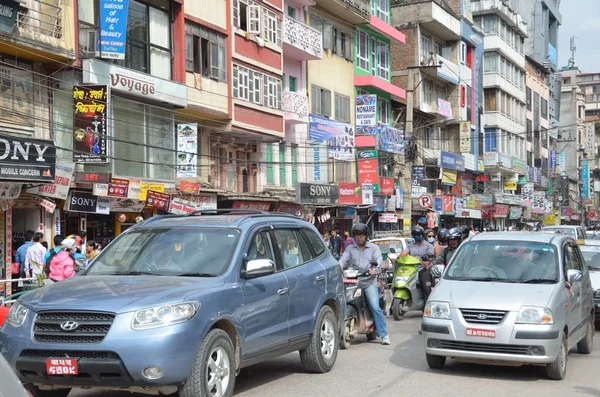 Nepal, Kathmandu, 10 de outubro de 2013.Os carros na rua em Kathmandu — Fotografia de Stock