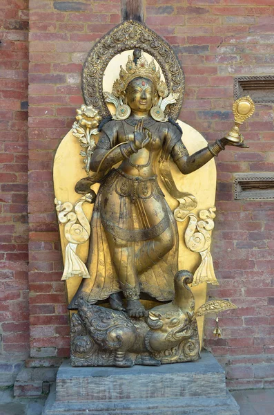 Nepal, Patan, palacio real en la plaza Durbar, escultura dorada . — Foto de Stock