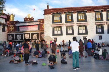 lhasa, Tibet Budistler secde yapmak önce tibet, jokhang ilk Budist tapınağı (dua)