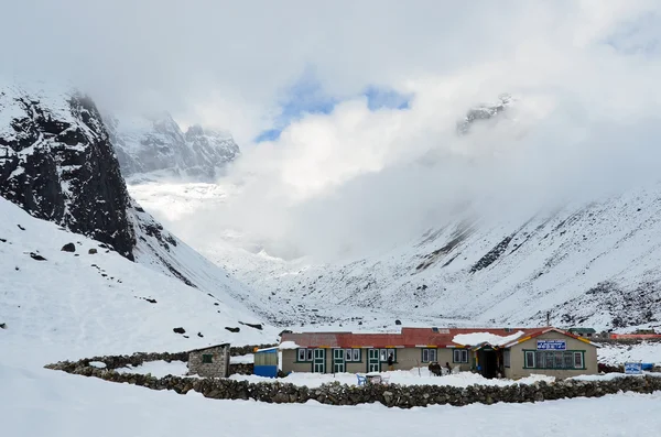 Непал, походы в Гималаи, деревня Масермо, 4100 метров над уровнем моря — стоковое фото