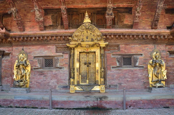 Népal, Patan, palais royal sur la place Durbar, porte dorée . — Photo