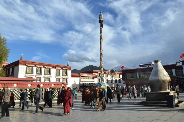 Tibet, Lhasa, Kina, oktober 04, 2013. Buddister att Kora runt Jokhang templet — Stockfoto