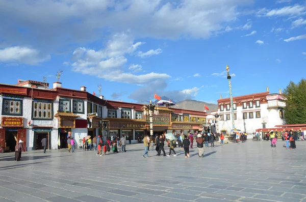 Tibet, Lhasa, China, 04 de octubre de 2013. Los budistas hacen Kora alrededor del templo de Jokhang — Foto de Stock