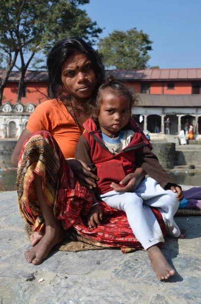 Katmandu, Nepal pashupatinath Tapınağı, dilenci çocuk olan zavallı bir kadın — Stok fotoğraf