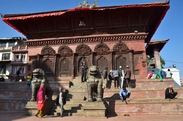 Nepal, Katmandú, 25 de octubre de 2012. Gente en la antigua plaza Durbar cerca del templo de Shiva y Parvaty — Foto de Stock