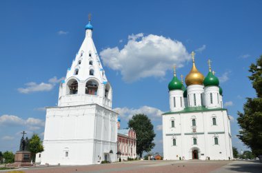 çan kulesi kremlin Kolomna, katedral Meydanı, uspensku Katedrali ve çadır yazın