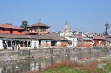 Nepal, Katmandu, Pashupatinath, kremasyon Bagmati Nehri'nin kıyısında ölü