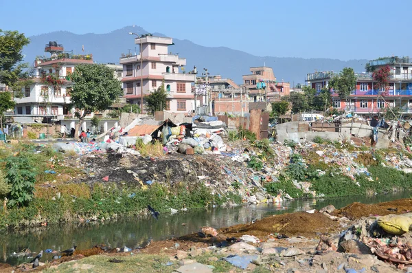 Nepal, kathmandu, rozwoju miast, zanieczyszczenia i brud na ulicach — Zdjęcie stockowe