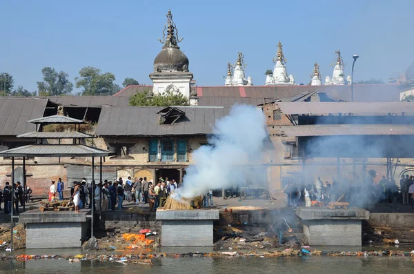 Катманду, Непал, Пашупатинаф, кремация мертвых на берегу священной реки Багмати — стоковое фото