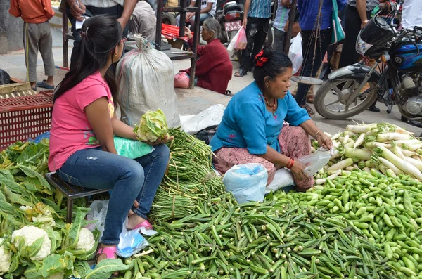 尼泊尔，加德满都，2013 年 10 月 12 日。卖 vegetableson 街的女人 — 图库照片