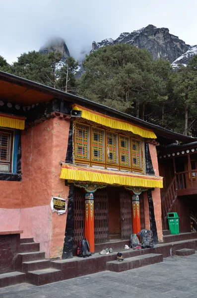 Nepal, Himalaya, altes Kloster im Dorf Khumjung, das die Kopfhaut des Yeti speichert — Stockfoto