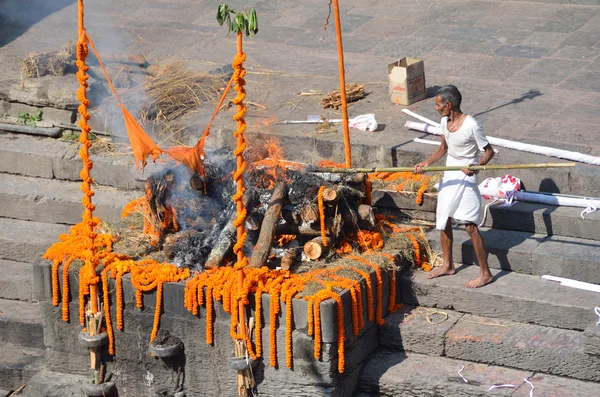 カトマンズ, ネパール、パシュパティナート、神聖なバグマティ県川のほとりに死者の火葬 — ストック写真