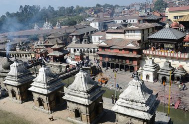 Katmandu, nepal, pashupatinath, kutsal bagmati Nehri'nin üzerindeki ölü yakma