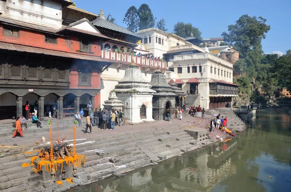 カトマンズ, ネパール、パシュパティナート、神聖なバグマティ県川のほとりに死者の火葬 — ストック写真