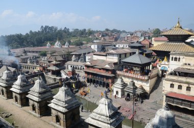 Katmandu, nepal, pashupatinath, kutsal bagmati Nehri'nin üzerindeki ölü yakma