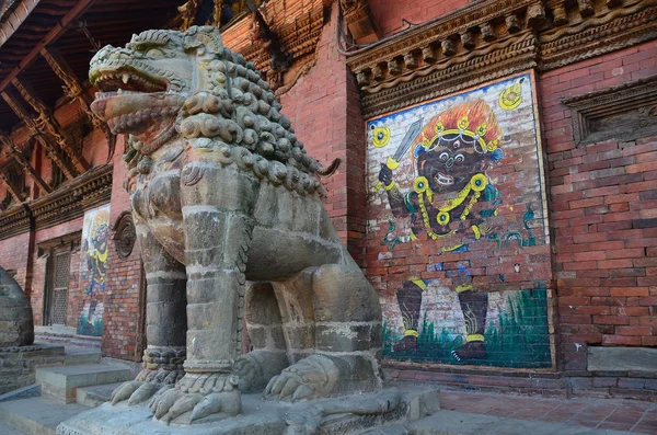 Nepal, Patan, sten lejon vaktar ingången till palatset — Stockfoto