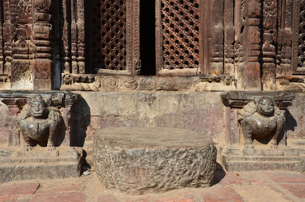 Nepal, patan, rzeźby w pobliżu świątyni hinduskiej, placu durbar — Zdjęcie stockowe