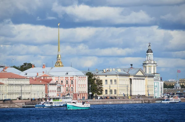 St. Petersburg, Universitetskaya embankment — Stock Photo, Image