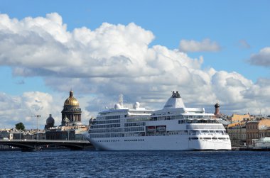 St. petersburg, neva üzerinde beyaz cruiseship