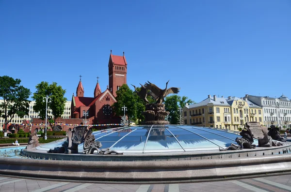 Fehéroroszország, Minszk, függetlenség tér, a templom Szent simeon és Szent Ilona — Stock Fotó