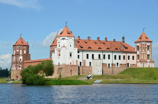 Wit-Rusland, mirsky paleis in de zomer — Stockfoto