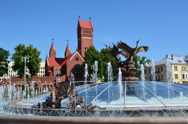 Bielorrusia, Minsk, Plaza de la Independencia, Iglesia de San Simeón y Santa Elena — Foto de Stock