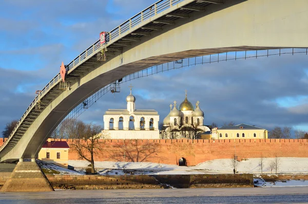 Overbruggen door Volchov en kremlin in novgorod in de winter — Stockfoto