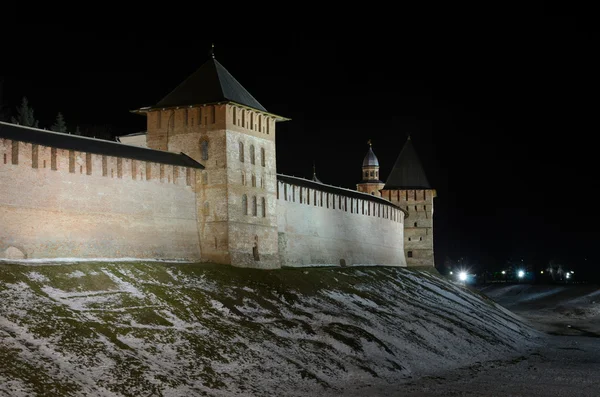 Kremlin van Novgorod bij nacht, voorspraak, zlatoustovskaya, kokui torens. — Stockfoto