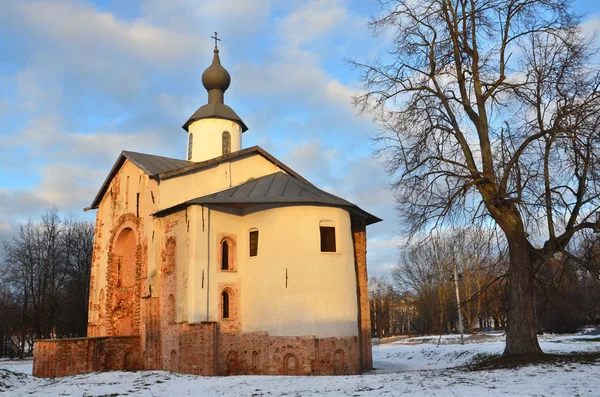 노브고로드, 겨울에 yaroslav의 법원, paraskeva 금요일의 교회 — 스톡 사진