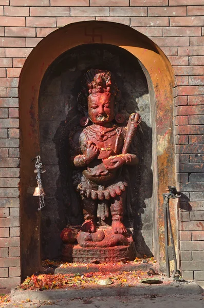 Nepal, Kathmandu, the deity in the niche of the ancient Hindu temple — Stock Photo, Image