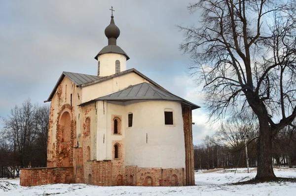 Veliky novgorod, yaroslav's court i vinter, kyrkan av paraskeva fredag — Stockfoto