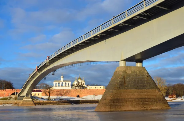 Bridge through Volkhov river and Kremlin in Novgorod in winter — Stock Photo, Image