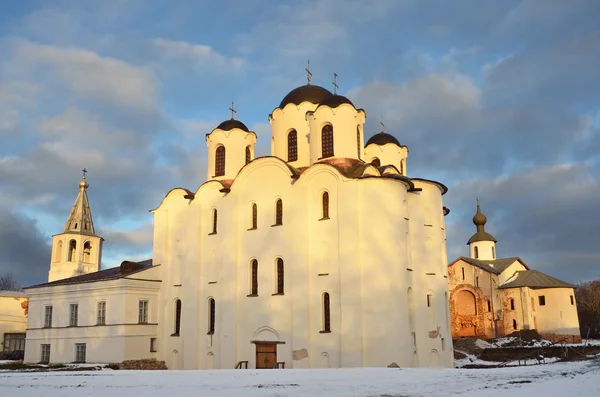 Russia, Novgorod, Yaroslav 's Court in winter, St Nicholo-Dvoristhensky Cathedral — стоковое фото