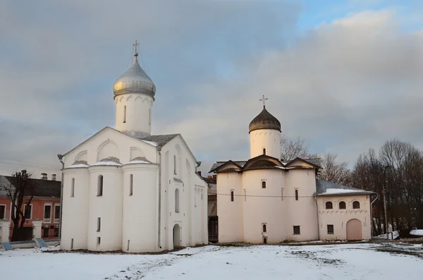 Kostely Jaroslavova soudu v Novgorodu v oblačném počasí教会的雅的法院在诺夫哥罗德在多云的天气里 — 图库照片