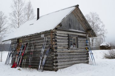 Arkhangelsk region, Kayak gezisi, gökyüzü durdurmak sırasında ahşap evlerin duvarına yalın