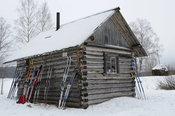 Arkhangelsk região, viagem de esqui, céus inclinados para uma parede de casas de madeira durante uma parada — Fotografia de Stock