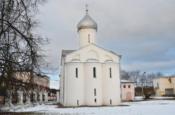 Chiesa di Procopio nella corte di Jaroslavov in tempo nuvoloso, Veliky Novgorod — Foto Stock