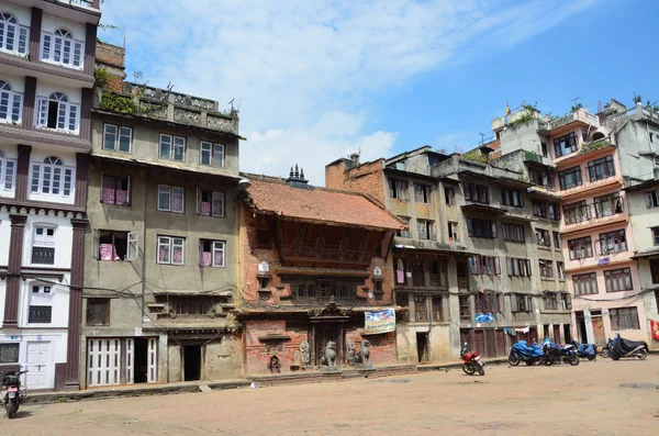 Népal, Katmandou, cour résidentielle avec temple hindou — Photo