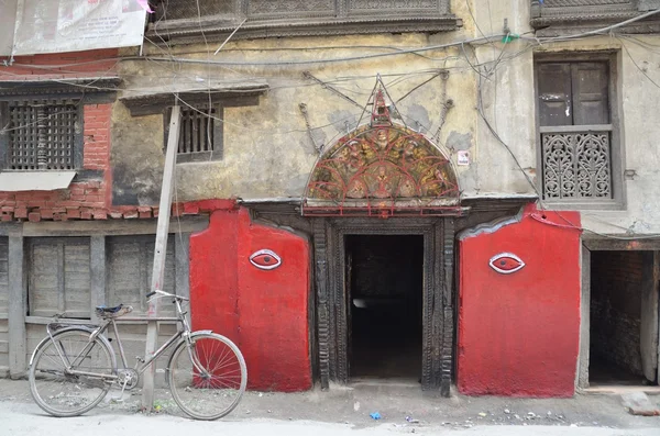 Entrance with Buddhist symbolism in one of the courtyards of Kathmandu — Stock Photo, Image