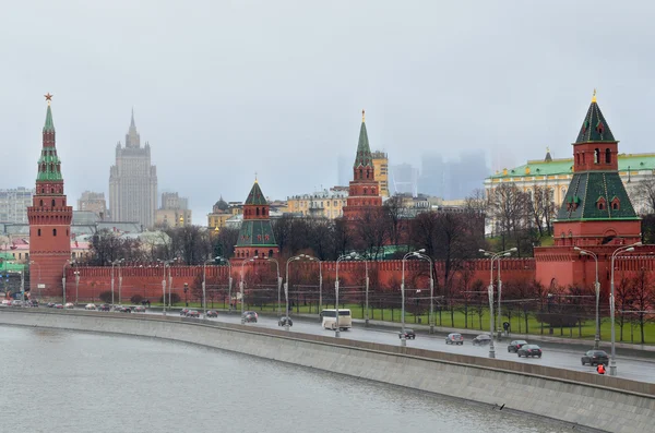 Москва, Кремлевская набережная в дожде и тумане — стоковое фото