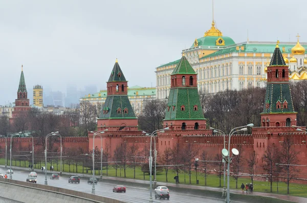 Mosca, argine del Cremlino sotto pioggia e nebbia — Foto Stock
