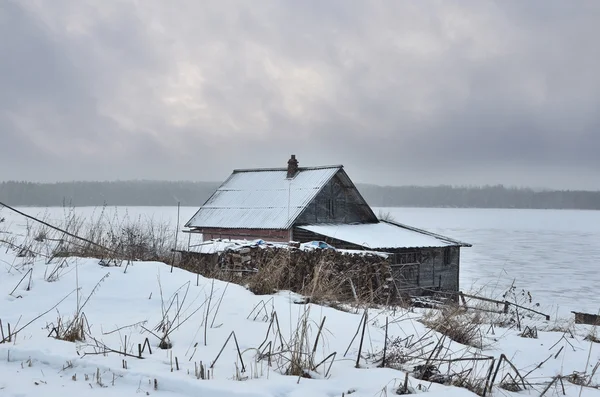 Сільський будинок біля озера в селищі maselga у зимовий період, погода не тупий Архангельська область — стокове фото