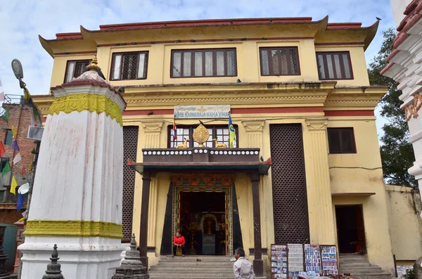 ネパール、カトマンズ、スワヤンブナートの仏教僧院の 1 つ — ストック写真